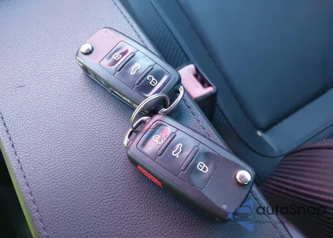 2013 Volkswagen Beetle 2.0T z USA, uszkodzony, nr VIN 3VW7A7AT0DM815375